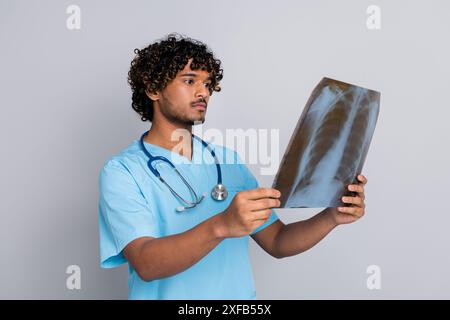 Photo du docteur Guy tenir un regard de rayons X vérifier les poumons du patient isolé fond de couleur grise Banque D'Images