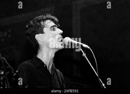 Leicester, Royaume-Uni, le 26 novembre 1979 : David Byrne, chanteur et compositeur pour le groupe de New wave Talking Heads se produisant au de Montfort Hall, Leicester. Crédit : Terry Murden / DB Media services / Alamy Banque D'Images