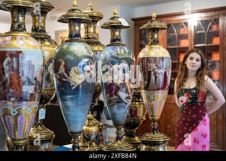 Londres, Royaume-Uni. 2 juillet 2024. Personnel avec des vases et des couvertures en porcelaine de style viennois du début du XXe siècle, dans le cadre de la vente Fine Decorative Arts, lors d'une avant-première des Bonhams Summer Classics Sales. Les œuvres seront mises en vente dans les galeries Bonhams New Bond Street et Knightsbridge. 3, 4 et 5 juillet. Credit : Stephen Chung / Alamy Live News Banque D'Images