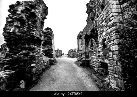 Parmi les ruines du château d'Aberystwyth au centre du pays de Galles, en noir et blanc Banque D'Images