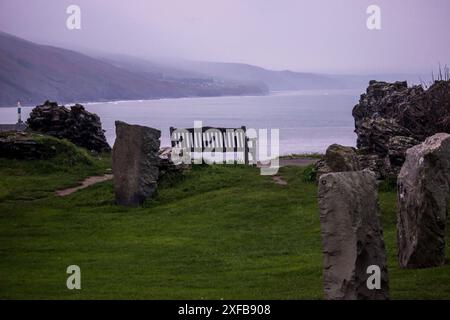 Un siège avec vue sur Cardigan Bay dans un matin froid et brumeux à Aberystwyth, pays de Galles. Banque D'Images