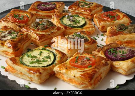 Bouchées de pâte feuilletée aux légumes Banque D'Images