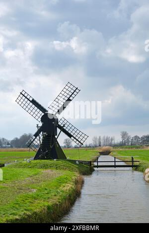 Silhouette du moulin à vent Terpzigt près de Marssum en Frise aux pays-Bas est le plus petit moulin à tête d'araignée des pays-Bas Banque D'Images