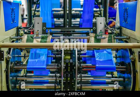 Le fonctionnement de la machine automatique de production de sacs en plastique pour l'emballage Banque D'Images