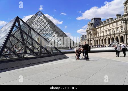 Pyramide de verre dans la cour du Palais du Louvre, Paris, France, Europe, les gens marchant entre les bâtiments et la pyramide de verre du Banque D'Images