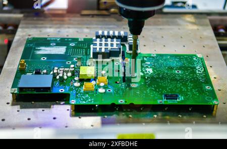 Technologie de vissage automatique sur la carte électronique dans la ligne de production d'usine Banque D'Images