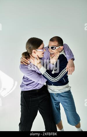 Un couple, deux hommes, serrés. Banque D'Images