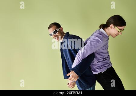 deux hommes se tiennent gracieusement debout sur fond jaune. Banque D'Images