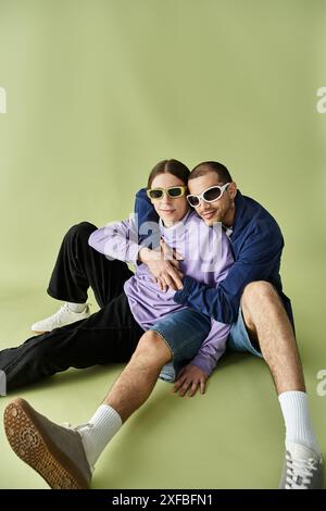 deux hommes assis paisiblement par terre. Banque D'Images