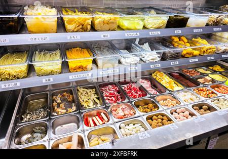 La nourriture en plastique, également connue sous le nom de « Shokuhin Sampuru » en japonais, est un type de réplique alimentaire en plastique. Ils sont couramment utilisés dans les affichages de rue de restaurant pour représenter les plats disponibles à l'intérieur. La nourriture en plastique est utilisée au Japon depuis des siècles, mais elle est devenue plus populaire au début du XXe siècle. La nourriture en plastique est une partie unique de la culture japonaise, et c'est un exemple fascinant de la façon dont l'art et le commerce peuvent se croiser. Japon. Banque D'Images