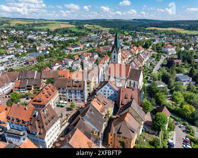 Vue aérienne de la ville d'Engen à Hegau avec la place de la mairie et l'église de l'Assomption de la Vierge Marie dans la vieille ville, quartier de Banque D'Images