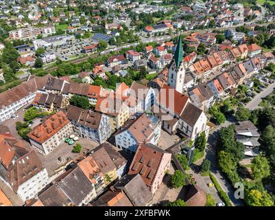 Vue aérienne de la ville d'Engen à Hegau avec la place de la mairie et l'église de l'Assomption de la Vierge Marie dans la vieille ville, quartier de Banque D'Images