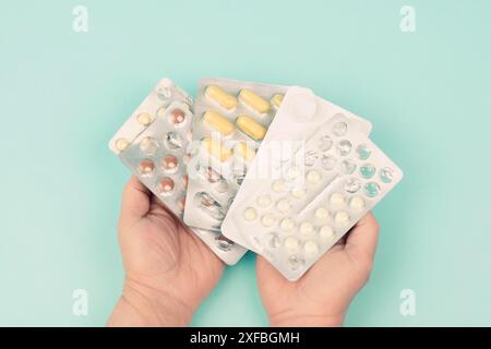 Pilules avec médicaments, dépendance aux suppléments et surdose, prescription de médicaments, comprimés de pharmacie, soins de santé et traitement Banque D'Images