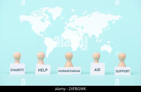 Aide humanitaire, charité, aide et soutien, amitié, droits de l'homme, personnes multiculturelles, équipe avec la carte du monde Banque D'Images