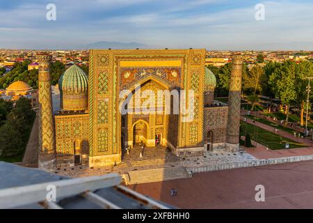 Le Registan Sher Dor Madrasa fait partie de la ville antique du Registan, Samarkand en Ouzbékistan Banque D'Images