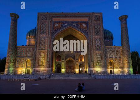 Registan Sher Dor Madrasa fait partie de la ville antique de Registan, Samarcande Banque D'Images