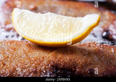 Wiener schnitzel dans une poêle en fer Banque D'Images
