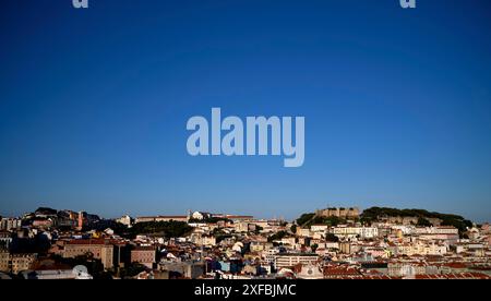 Vue du point de vue Miradouro de Sao Pedro de Alcantara à Castelo de Sao Jorge, vue sur la ville, Lisbonne, Portugal Banque D'Images