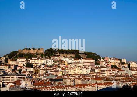 Vue du point de vue Miradouro de Sao Pedro de Alcantara à Castelo de Sao Jorge, vue sur la ville, Lisbonne, Portugal Banque D'Images