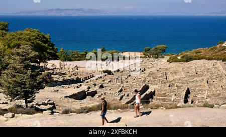 Couple marchant à travers les ruines antiques avec une vue sur la mer bleue, Kamiros, site archéologique, ville antique, Fondation des Grecs doriques, Rhodes Banque D'Images