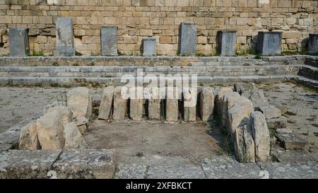 Plusieurs pierres dressées dans une ancienne fouille archéologique, ancienne maison de puits, Kamiros, site archéologique, ancienne ville, Fondation de Doric Banque D'Images