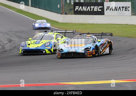 Mark SANSOM (GBR) / Christopher SALKELD (GBR) / Nicolai KJAERGAARD (DNK) / James BALDWIN (GBR), #158, McLaren 720S GT3 EVO, Team : garage 59 (GBR), und Patric NIEDERHAUSER (CHE) / Sven MUELLER (DEU) / Julien ANDLAUER (FRA), #96, Porsche 911 GT3 R (992), Team: Rutronik Racing (DEU), Motorsport, CrowdStrike 24H of Spa, Belgien, Spa-Francorchamps, 29.06.2024 Foto : Eibner-Pressefoto/Juergen Augst Banque D'Images