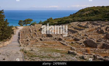 Ruines antiques sur une colline avec vue sur la mer et un chemin au premier plan, maisons hellénistiques, Kamiros, site archéologique, ville antique Banque D'Images