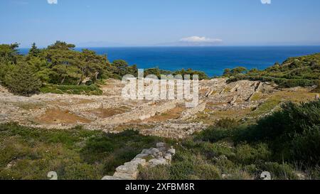 Vastes ruines d'un site antique sur une colline verte avec la mer en arrière-plan, Kamiros, site archéologique, ancienne ville, Fondation de Doric Banque D'Images