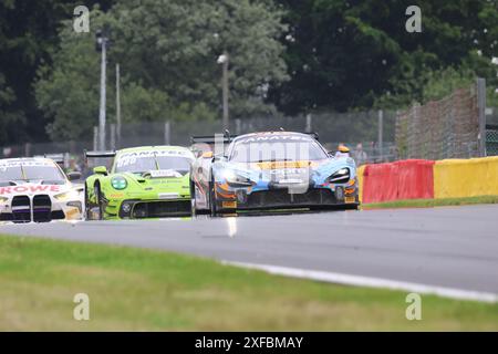 Miguel RAMOS (PRT) / Louis PRETTE (MCO) / Adam SMALLEY (GBR) / Marvin KIRCHHOEFER (CHE), #188, McLaren 720S GT3 EVO, Team : garage 59 (GBR), vor Mathieu JAMINET (FRA) / Matt CAMPBELL (AUS) / Frederic MAKOWIECKI (FRA), #92, Porsche 911 GT3 R (992), Team : SSR Herberth (DEU), Motorsport, CrowdStrike 24H of Spa, Belgien, Spa-Francorchamps, 29.06.2024 Foto : Eibner-Pressefoto/Juergen Augst Banque D'Images