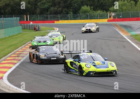 Patric NIEDERHAUSER (CHE) / Sven MUELLER (DEU) / Julien ANDLAUER (FRA), #96, Porsche 911 GT3 R (992), Team Rutronik Racing (DEU), vor Ricardo FELLER (CHE) / Christopher HAASE (DEU) / Alex AKA (DEU), #99, Audi R8 LMS GT3 EVO II, Team: Tresor Attempto Racing (DEU), Motorsport, CrowdStrike 24H of Spa, Belgien, Spa-Francorchamps, 29.06.2024 Foto : Eibner-Pressefoto/Juergen Augst Banque D'Images