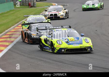 Patric NIEDERHAUSER (CHE) / Sven MUELLER (DEU) / Julien ANDLAUER (FRA), #96, Porsche 911 GT3 R (992), Team Rutronik Racing (DEU), vor Ricardo FELLER (CHE) / Christopher HAASE (DEU) / Alex AKA (DEU), #99, Audi R8 LMS GT3 EVO II, Team: Tresor Attempto Racing (DEU), Motorsport, CrowdStrike 24H of Spa, Belgien, Spa-Francorchamps, 29.06.2024 Foto : Eibner-Pressefoto/Juergen Augst Banque D'Images