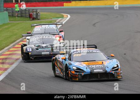 Miguel RAMOS (PRT) / Louis PRETTE (MCO) / Adam SMALLEY (GBR) / Marvin KIRCHHOEFER (CHE), #188, McLaren 720S GT3 EVO, Team : garage 59 (GBR), vor Mathieu JAMINET (FRA) / Matt CAMPBELL (AUS) / Frederic MAKOWIECKI (FRA), #92, Porsche 911 GT3 R (992), Team : SSR Herberth (DEU), Motorsport, CrowdStrike 24H of Spa, Belgien, Spa-Francorchamps, 29.06.2024 Foto : Eibner-Pressefoto/Juergen Augst Banque D'Images