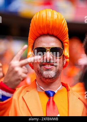 Munich, Allemagne. 02 juillet 2024. MUNICH, ALLEMAGNE - 2 JUILLET : les fans des pays-Bas applaudissent lors du Round of 16 - UEFA EURO 2024 match entre la Roumanie et les pays-Bas au Munich Football Arena le 2 juillet 2024 à Munich, Allemagne. (Photo de Joris Verwijst/Agence BSR) crédit : Agence BSR/Alamy Live News Banque D'Images