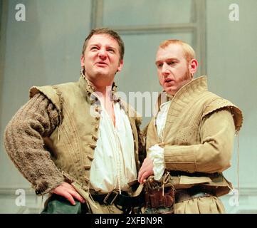 de gauche à droite : Simon Russell Beale (Guildenstern), Adrian Scarborough (Rosencrantz) à ROSENCRANTZ ET GUILDENSTERN SONT MORTS par Tom Stoppard au Lyttelton Theatre, National Theatre (NT), Londres SE1 14/12/1995 design : lez Brotherston éclairage : Howard Harrison réalisateur : Matthew Francis Banque D'Images