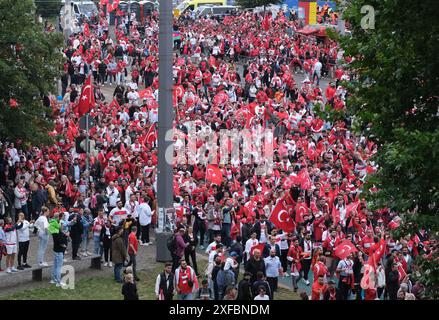 Leipzig, Allemagne. 02 juillet 2024. Football : Championnat d'Europe, Autriche - Turquie, finale, manche des seize. Fan march Turquie. Crédit : Sebastian Willnow/dpa/Alamy Live News Banque D'Images