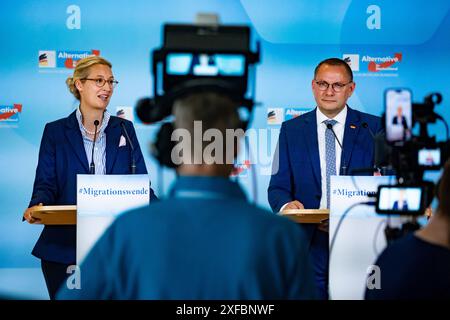 Alice Weidel und Tino Chrupalla AFD geben ein pression vor der Fraktionssitzung im Bundestag AM 2. Juillet 2024. Déclaration de l'AFD vor der Fraktionssitzung *** Alice Weidel et Tino Chrupalla L'AFD font une déclaration à la presse avant la réunion du groupe parlementaire au Bundestag le 2 juillet 2024 Déclaration de l'AFD avant la réunion du groupe parlementaire Banque D'Images