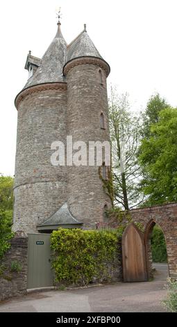 Water Tower and Gate, Trelissick Gardens, Cornouailles, Royaume-Uni Banque D'Images