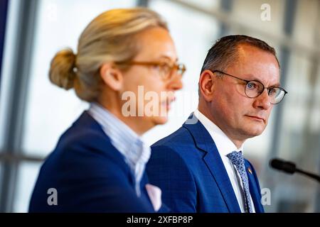 Alice Weidel und Tino Chrupalla AFD geben ein pression vor der Fraktionssitzung im Bundestag AM 2. Juillet 2024. Déclaration de l'AFD vor der Fraktionssitzung *** Alice Weidel et Tino Chrupalla L'AFD font une déclaration à la presse avant la réunion du groupe parlementaire au Bundestag le 2 juillet 2024 Déclaration de l'AFD avant la réunion du groupe parlementaire Banque D'Images