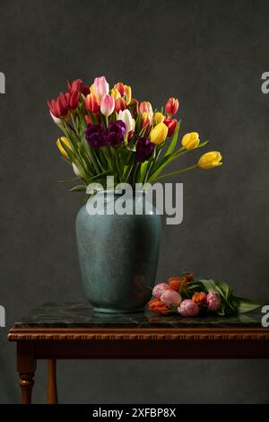 Un bouquet coloré de tulipes dans un vase sur une table en marbre Banque D'Images