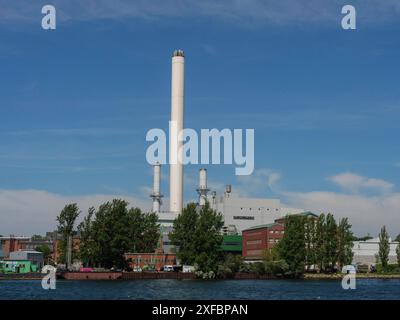 Grande installation industrielle avec de hautes cheminées et bâtiments environnants sur le front de mer, flensburg, schleswig-holstein, allemagne Banque D'Images