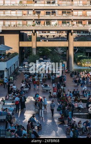 Londres, Royaume-Uni - 28 juin 2024 : une scène animée au Barbican Centre à Londres. Les gens de tous âges apprécient le plein air Banque D'Images