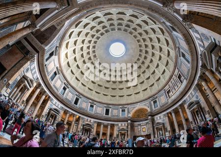 À la recherche jusqu'à la coupole du Panthéon, Rome, Italie. Banque D'Images