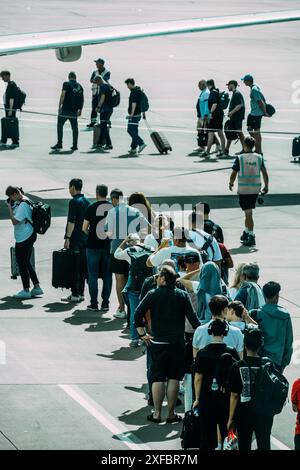 Londres Stansted, Royaume-Uni - 29 juin 2024 : les passagers de l'aéroport attendent en file d'attente pour monter à bord de l'avion à l'aéroport de Londres Stansted Banque D'Images