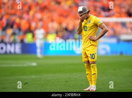 Le roumain Ianis Hagi réagit après que le Néerlandais Cody Gakpo (non représenté) ait marqué le premier but de son équipe lors de l'UEFA Euro 2024, manche 16 au Munich Football Arena de Munich, en Allemagne. Date de la photo : mardi 2 juillet 2024. Banque D'Images