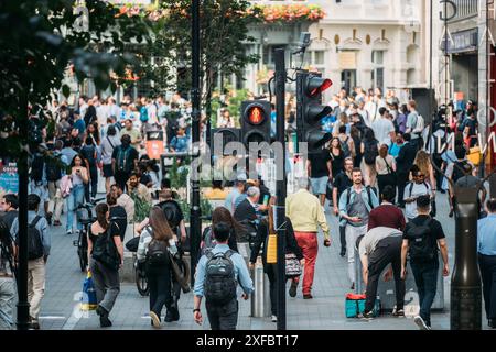 Londres, Royaume-Uni - 27 juin 2024 : scène de rue animée de Londres avec des foules à l'extérieur à Farrington, Londres Banque D'Images