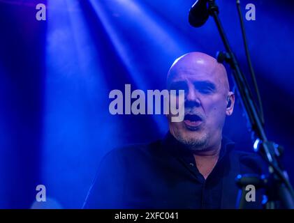 Guildford / UK - juin 29 2024 : Baz Warne chante et joue de la guitare avec les Stranglers au festival Guilfest, Guildford, Surrey, Royaume-Uni. Banque D'Images