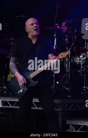 Guildford / UK - juin 29 2024 : Baz Warne chante et joue de la guitare avec les Stranglers au festival Guilfest, Guildford, Surrey, Royaume-Uni. Banque D'Images