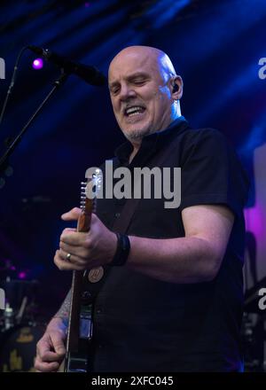 Guildford / UK - juin 29 2024 : Baz Warne chante et joue de la guitare avec les Stranglers au festival Guilfest, Guildford, Surrey, Royaume-Uni. Banque D'Images