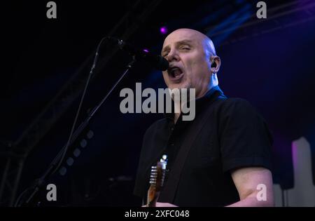 Guildford / UK - juin 29 2024 : Baz Warne chante et joue de la guitare avec les Stranglers au festival Guilfest, Guildford, Surrey, Royaume-Uni. Banque D'Images