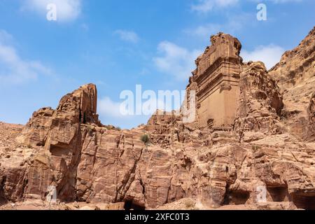 Vue latérale des tombes royales dans le site archaelogical de Petra. Jordanie . Horizontalement. Banque D'Images
